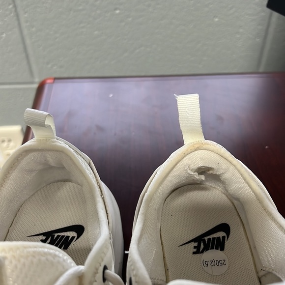 Nike - Picture 4 of 4